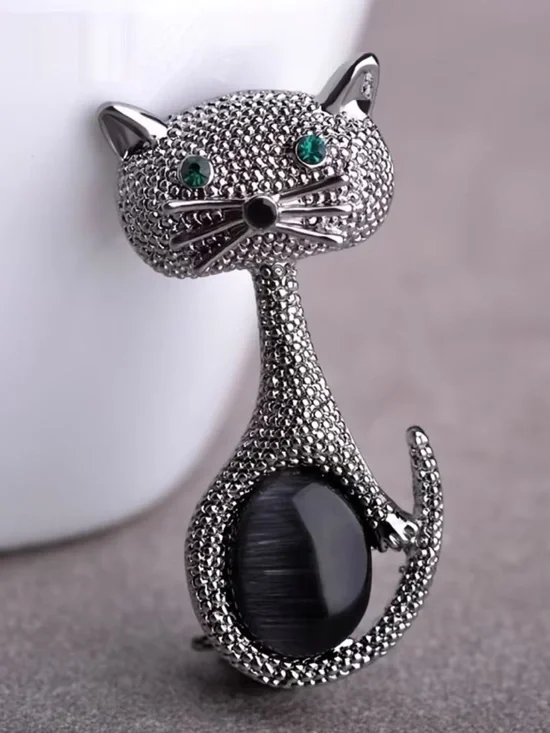 Silver Cat-Shaped Brooch with Green Eyes - Elegant Pet Jewelry - Picture 2 of 5